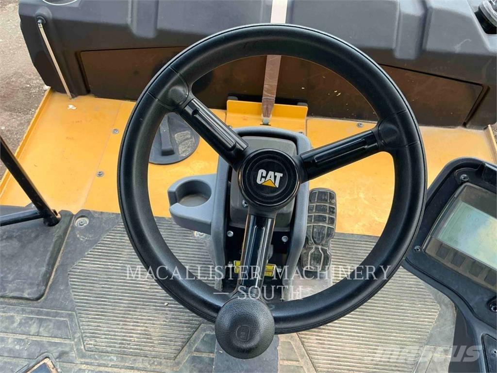 CAT CW16 胶轮压路机