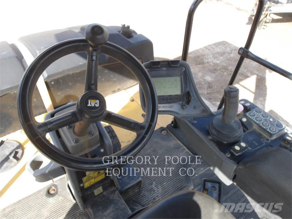 CAT CW16 胶轮压路机