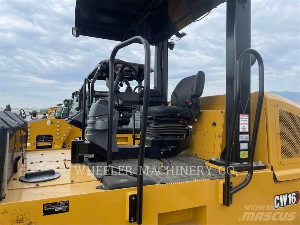 CAT CW16 胶轮压路机