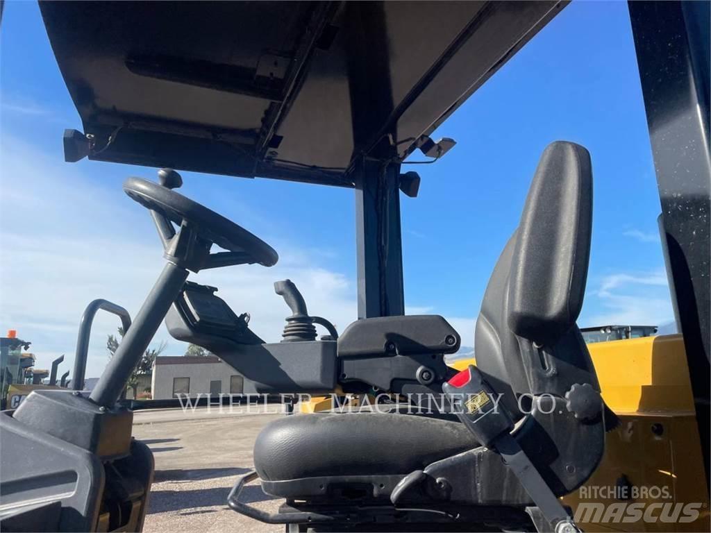 CAT CW16 胶轮压路机
