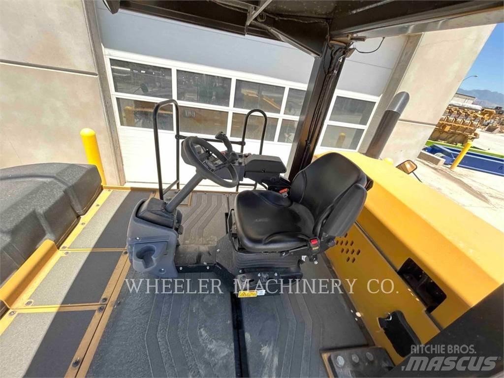 CAT CW34 胶轮压路机