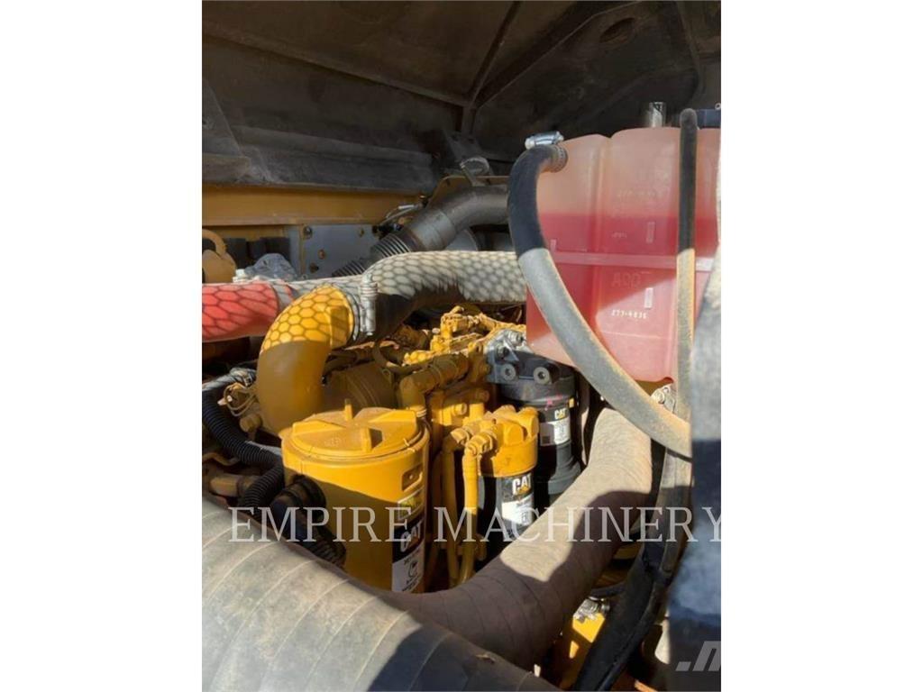CAT CW34 胶轮压路机