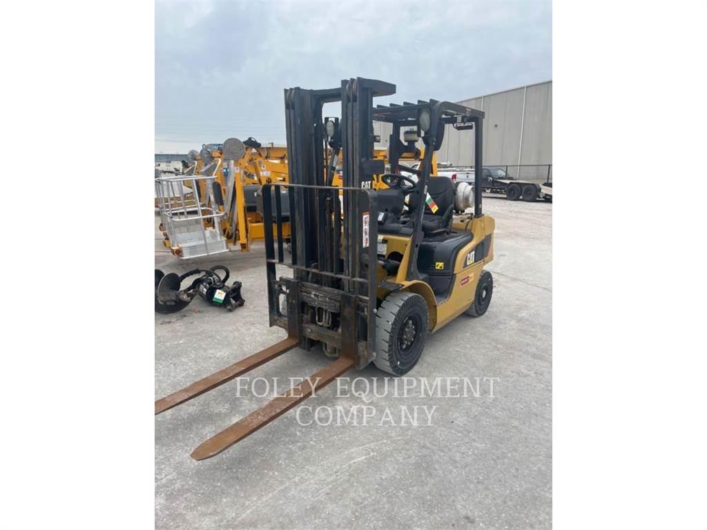 CAT GP25N 组装挖掘机
