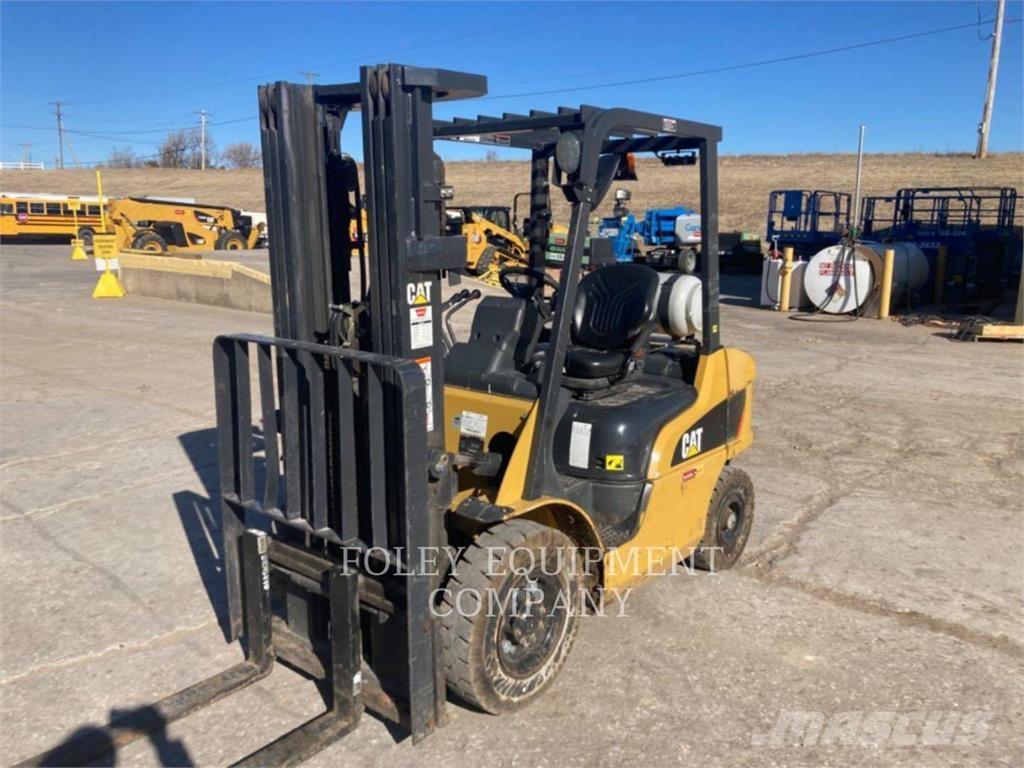 CAT GP25N 组装挖掘机