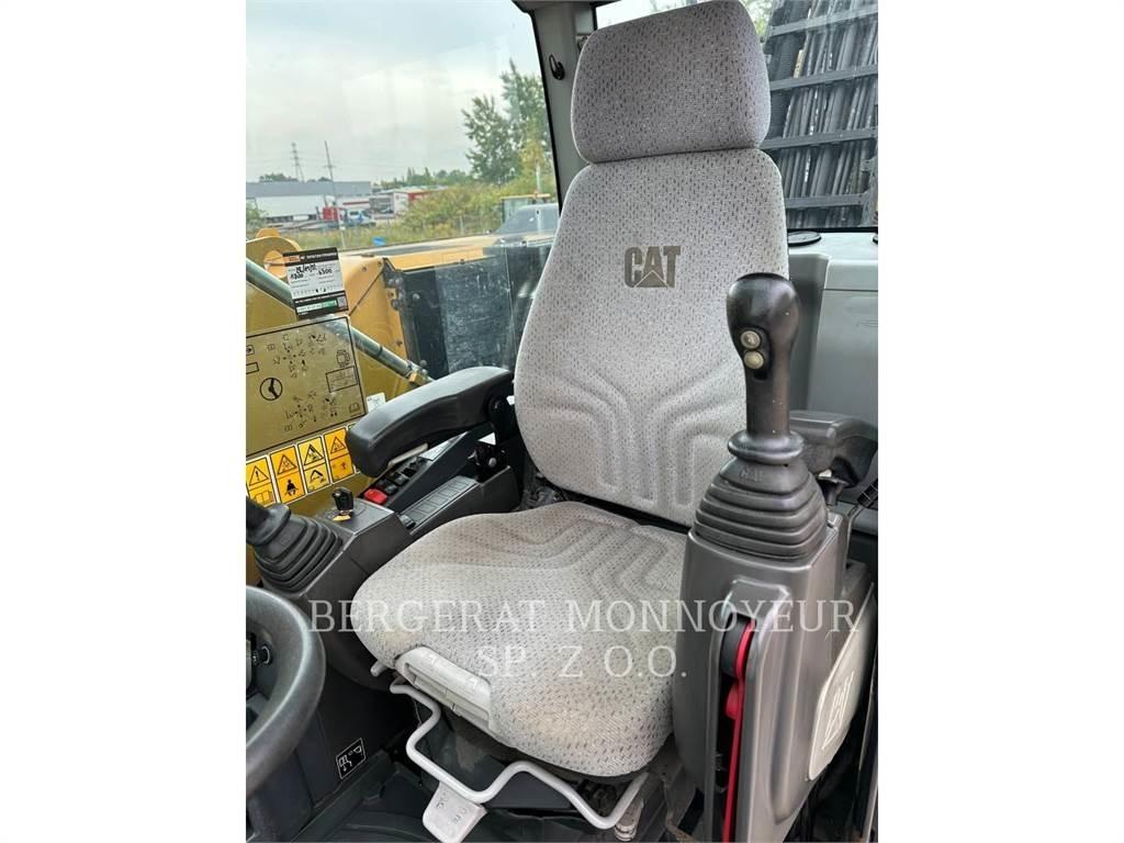 CAT MH3022 轮式挖掘机
