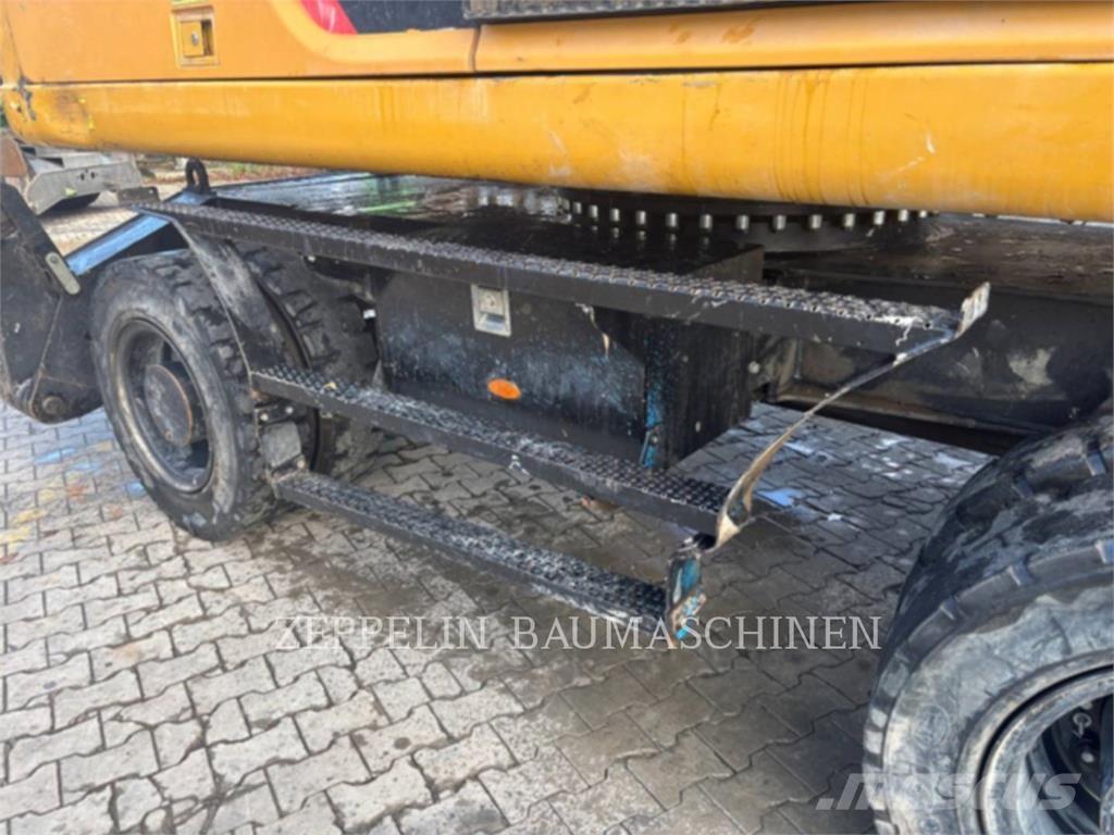 CAT MH3022 组装挖掘机