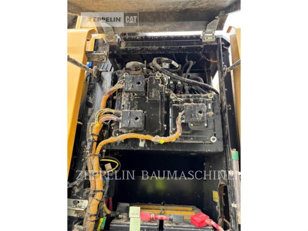 CAT MH3022-06C 组装挖掘机