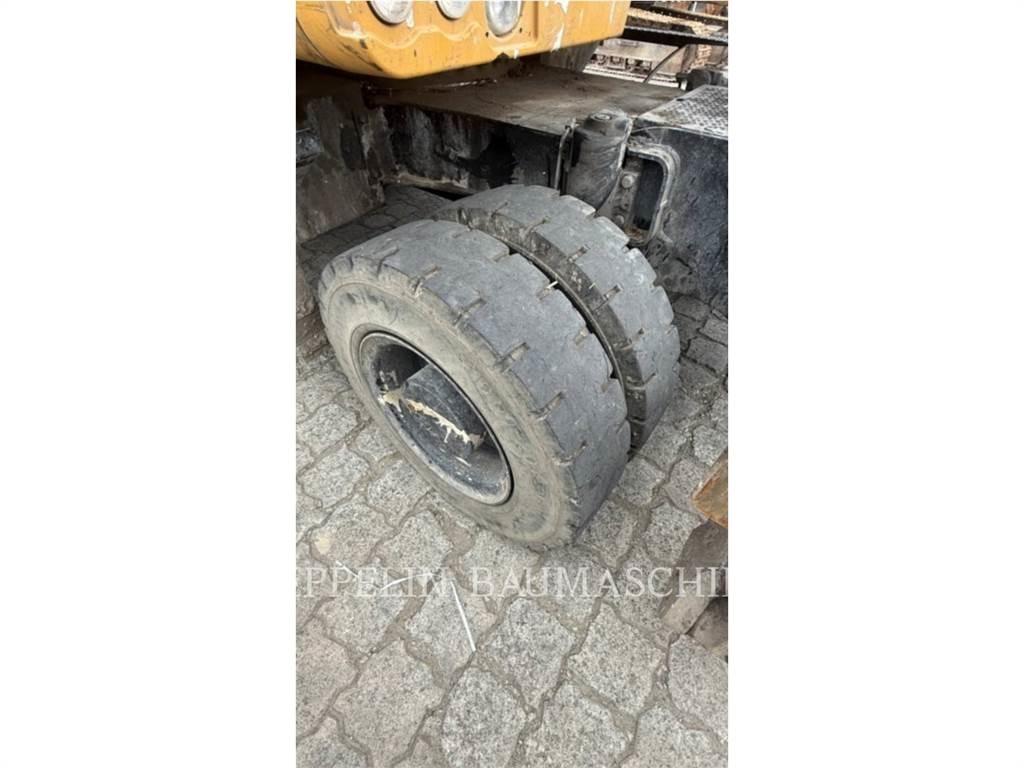 CAT MH3022-06C 组装挖掘机