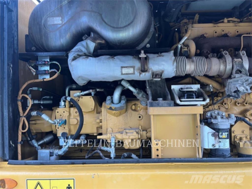 CAT MH3024 组装挖掘机