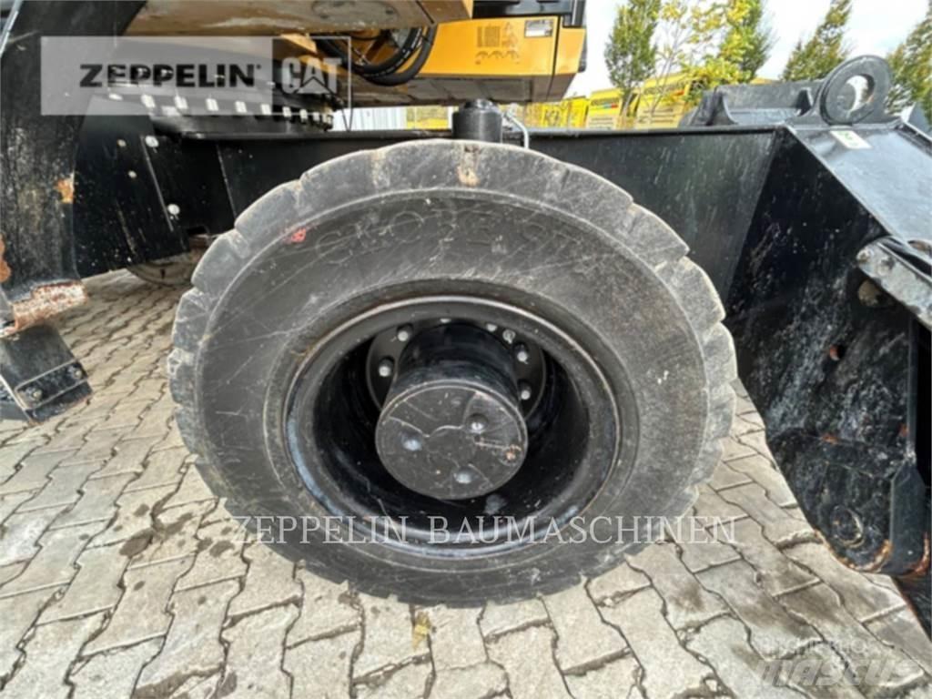 CAT MH3024-06C 组装挖掘机