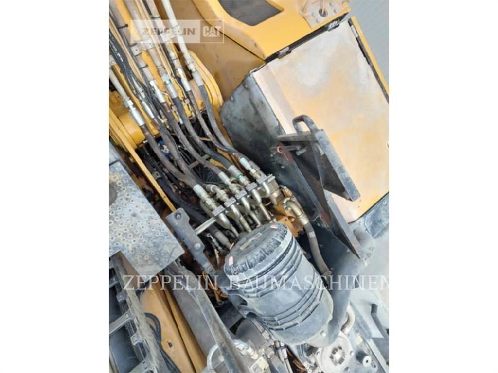 CAT MH3024-06C 组装挖掘机