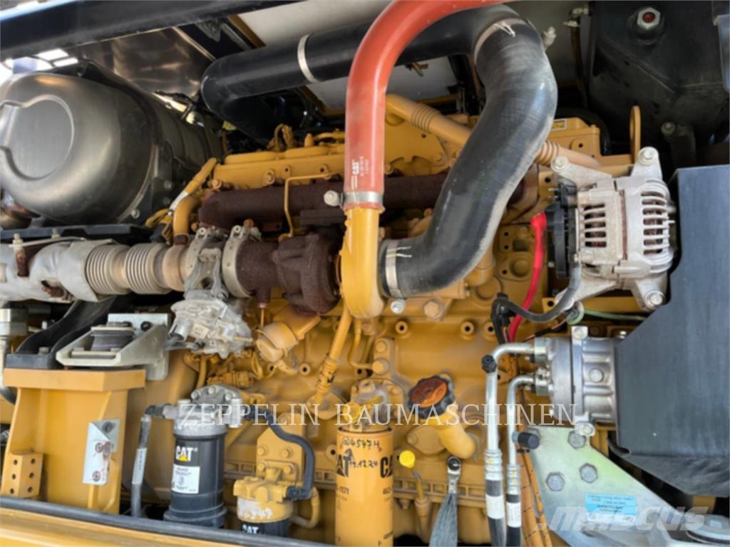 CAT MH3024-06C 组装挖掘机