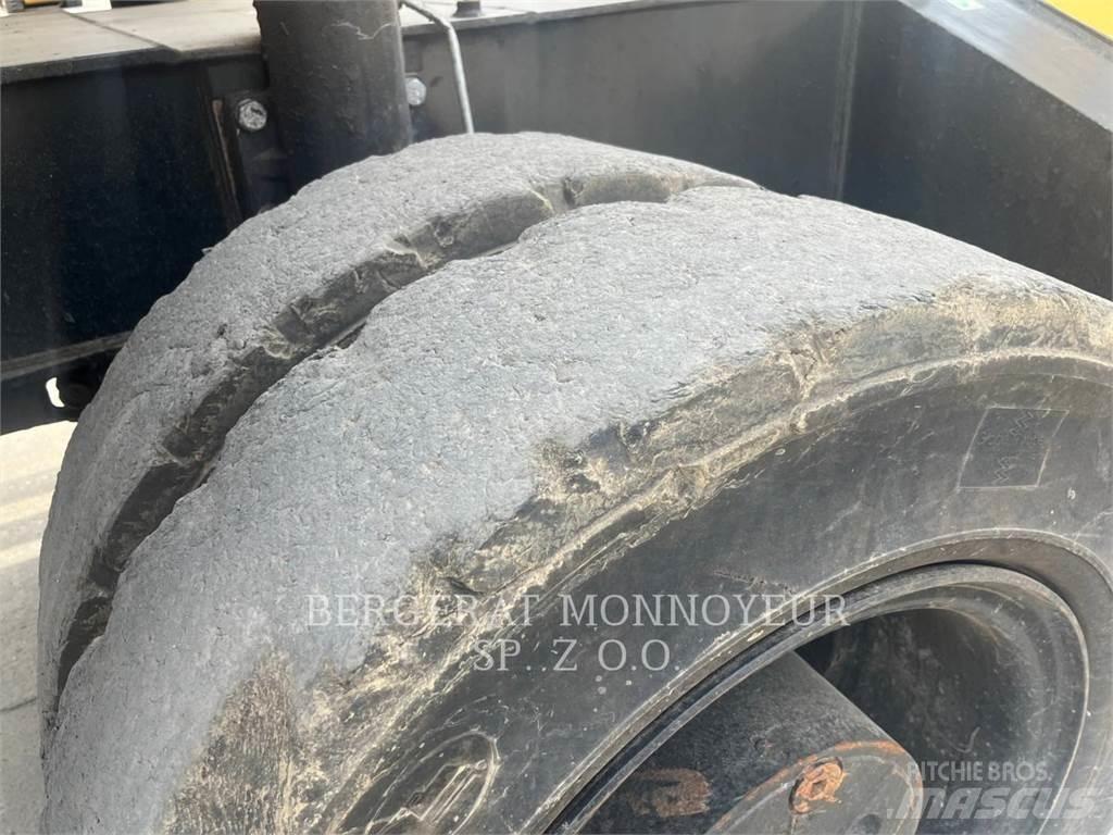 CAT MH3026 轮式挖掘机