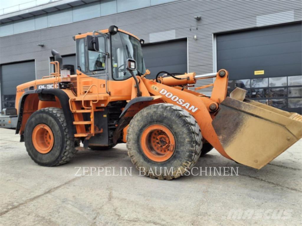 Doosan DL300 轮式装载机