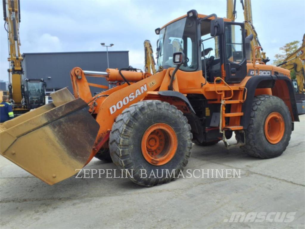Doosan DL300 轮式装载机