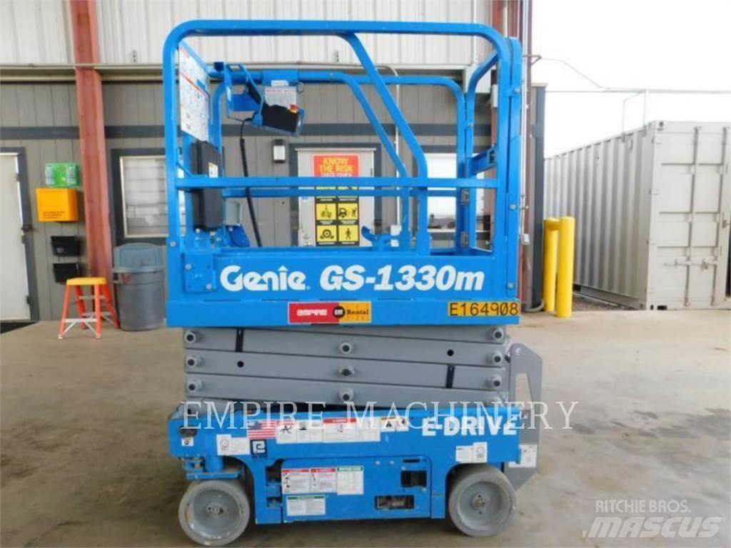 Genie GS1330 曲臂高空工作平台