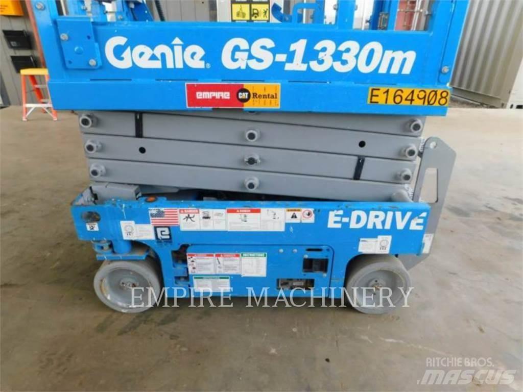 Genie GS1330 曲臂高空工作平台