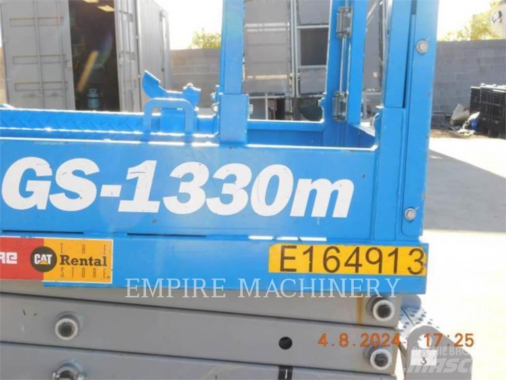 Genie GS1330 曲臂高空工作平台