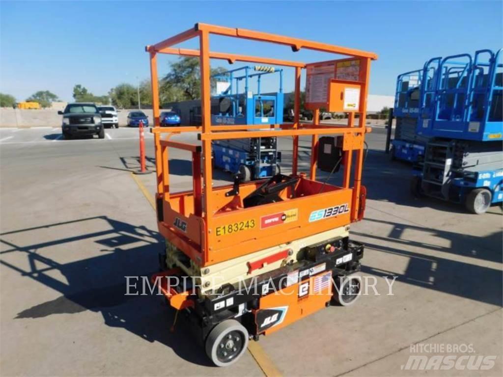 JLG ES1330L 曲臂高空工作平台