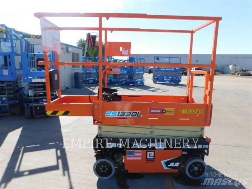 JLG ES1330L 曲臂高空工作平台