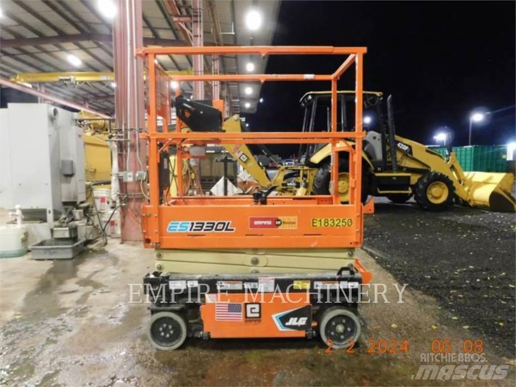 JLG ES1330L 曲臂高空工作平台