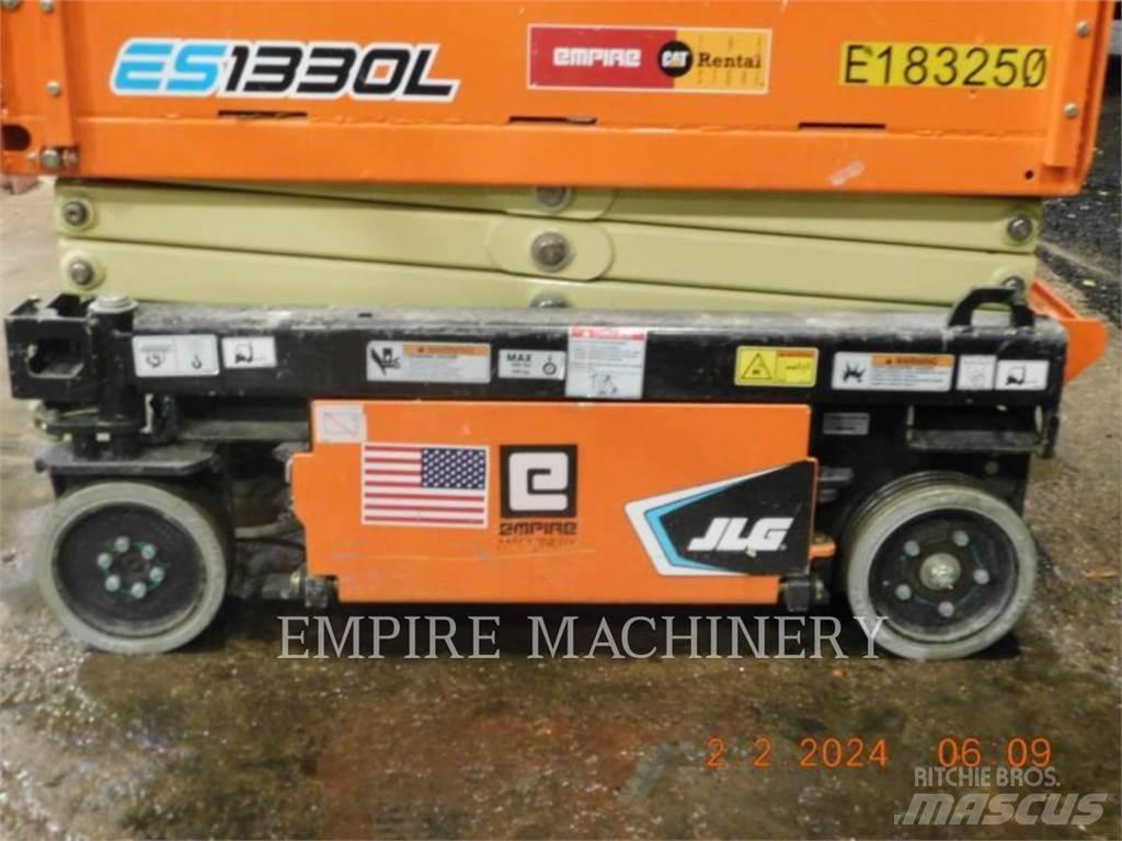 JLG ES1330L 曲臂高空工作平台