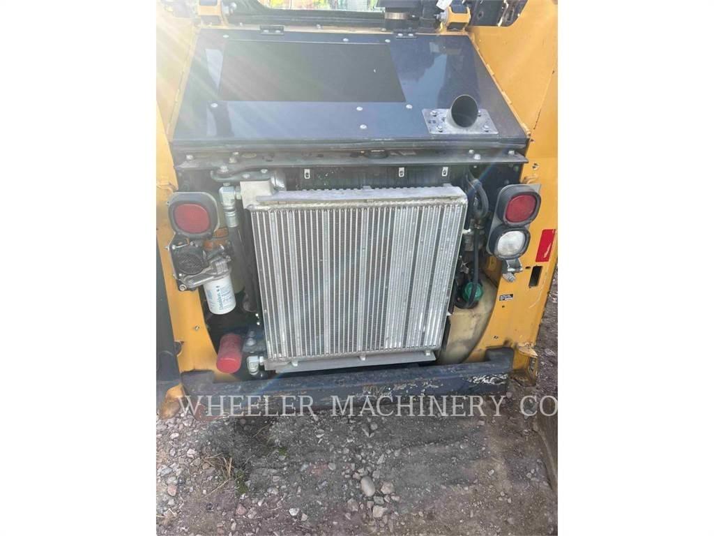 John Deere 318G 滑移装载机
