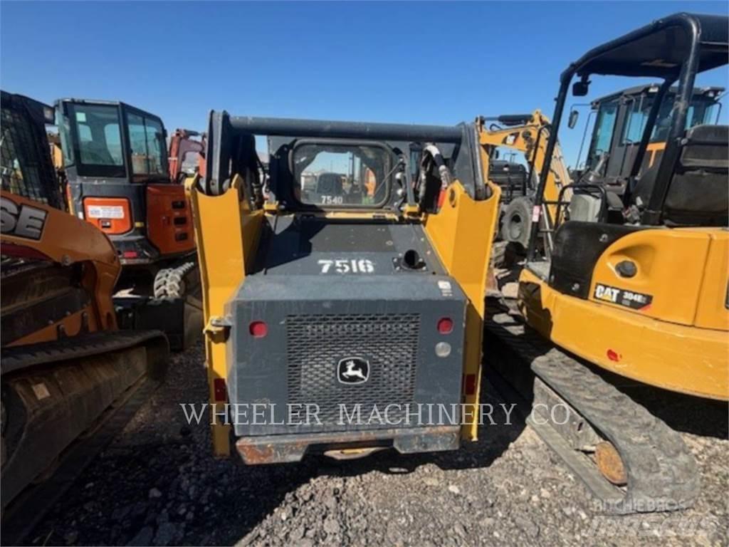 John Deere 318G SSL 滑移装载机