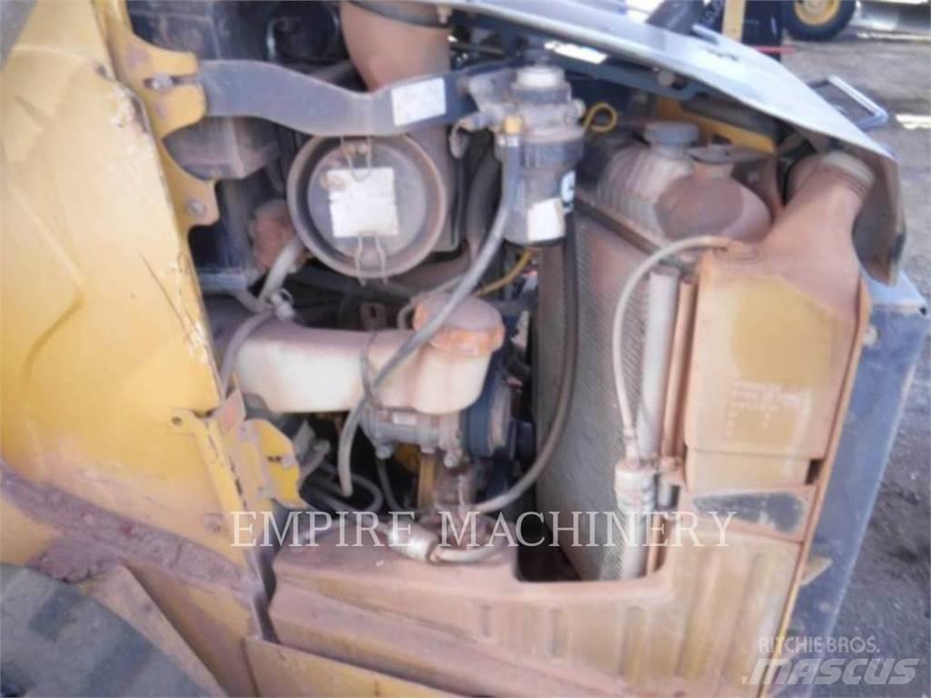 John Deere 323D 滑移装载机