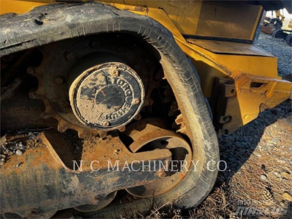 John Deere 331G 滑移装载机
