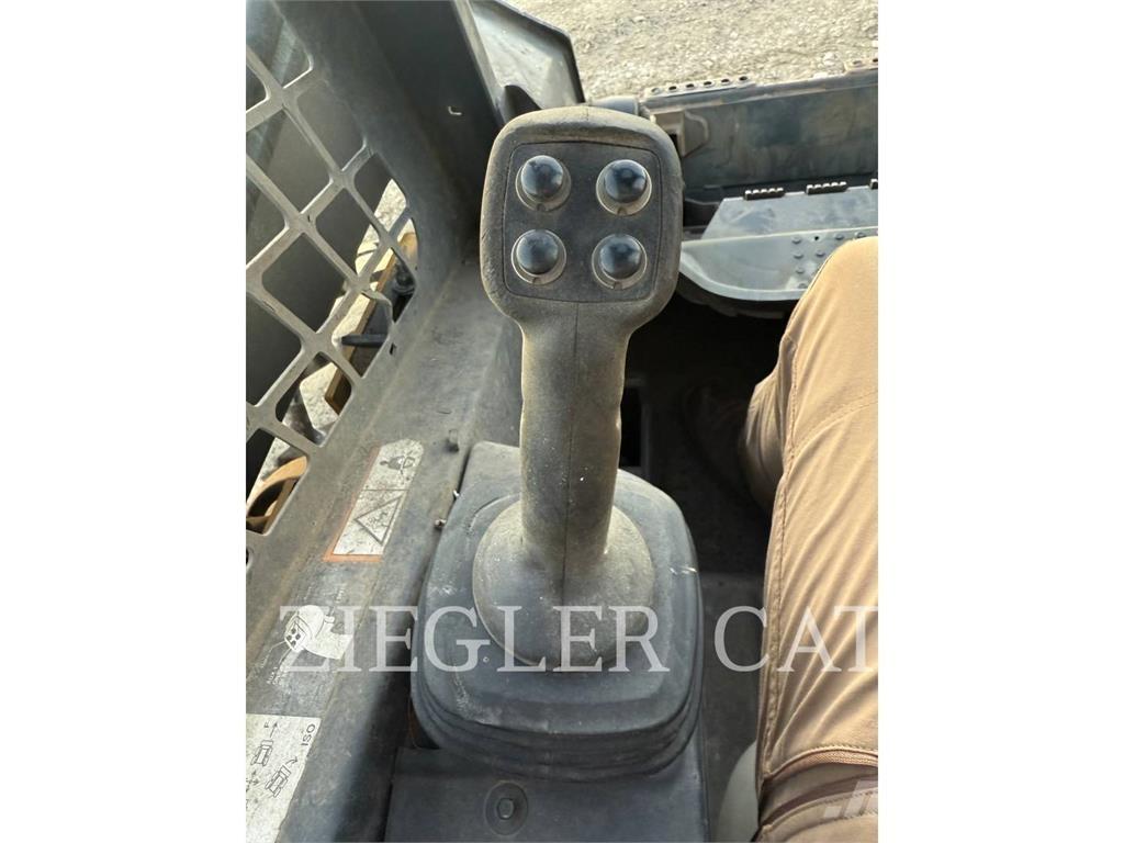 John Deere & CO. 320 D 滑移装载机