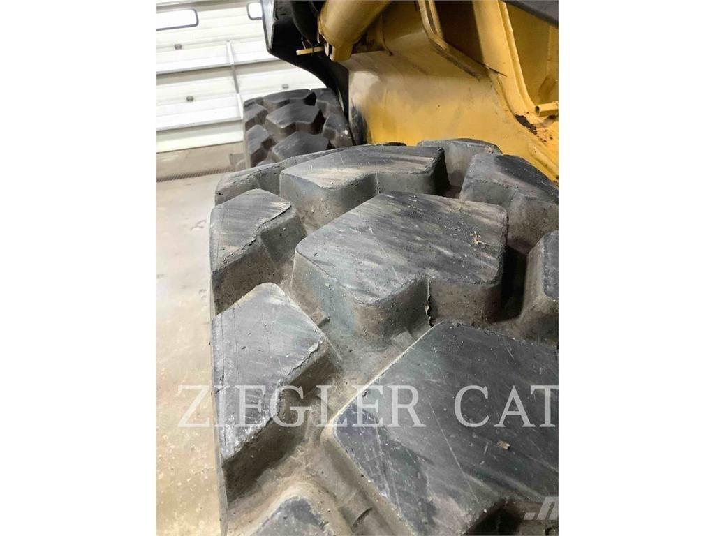 John Deere & CO. 320 D 滑移装载机