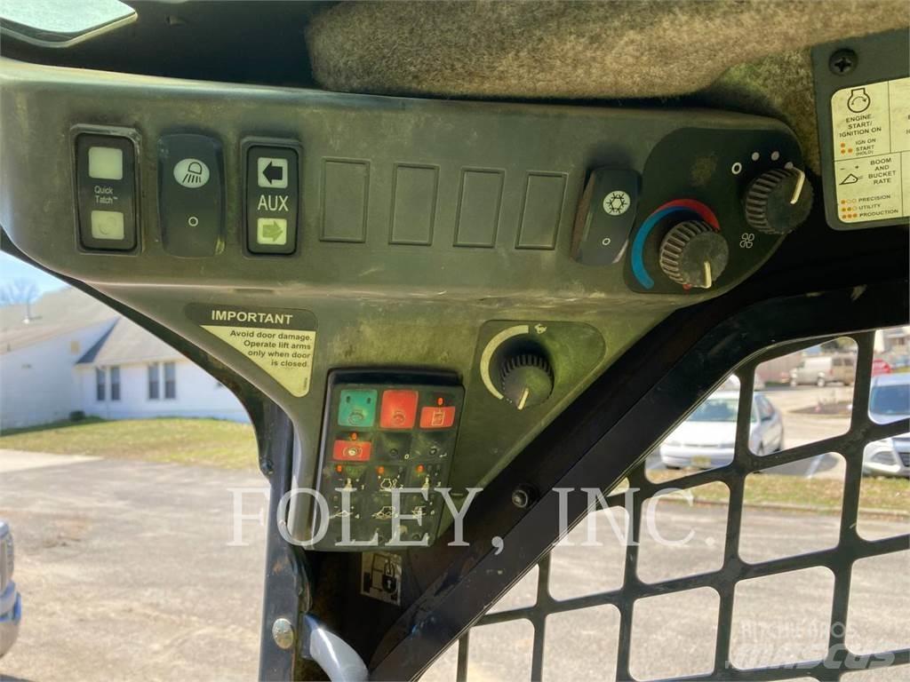 John Deere & CO. 330G 滑移装载机
