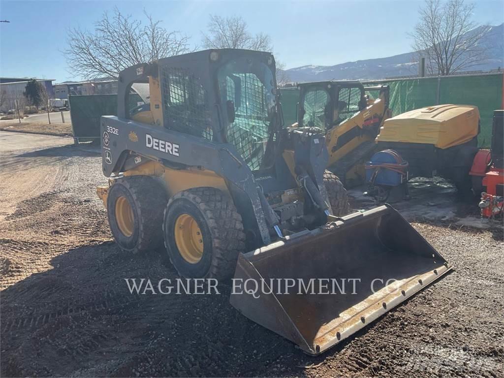 John Deere & CO. 332E 滑移装载机