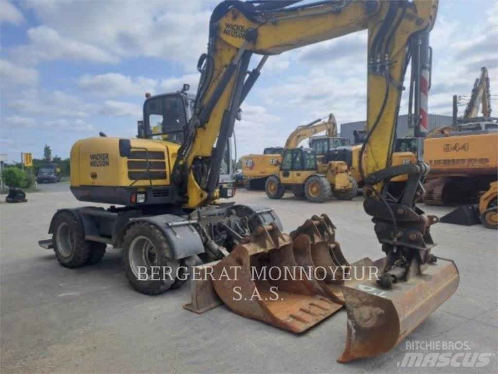 Neuson EW100 轮式挖掘机