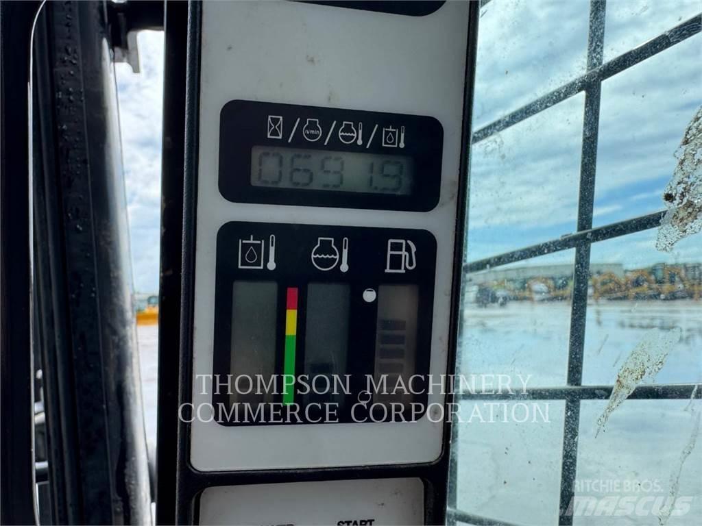 New Holland C237 履带式装载机