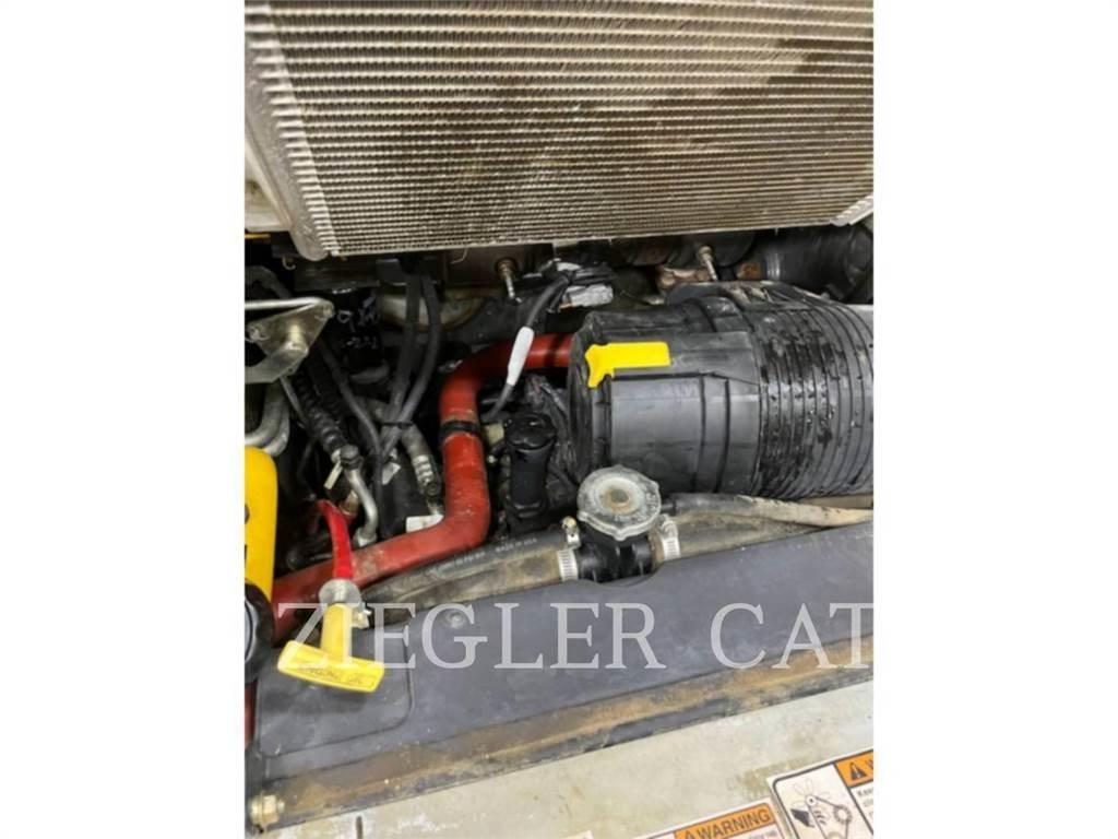 New Holland L220 滑移装载机