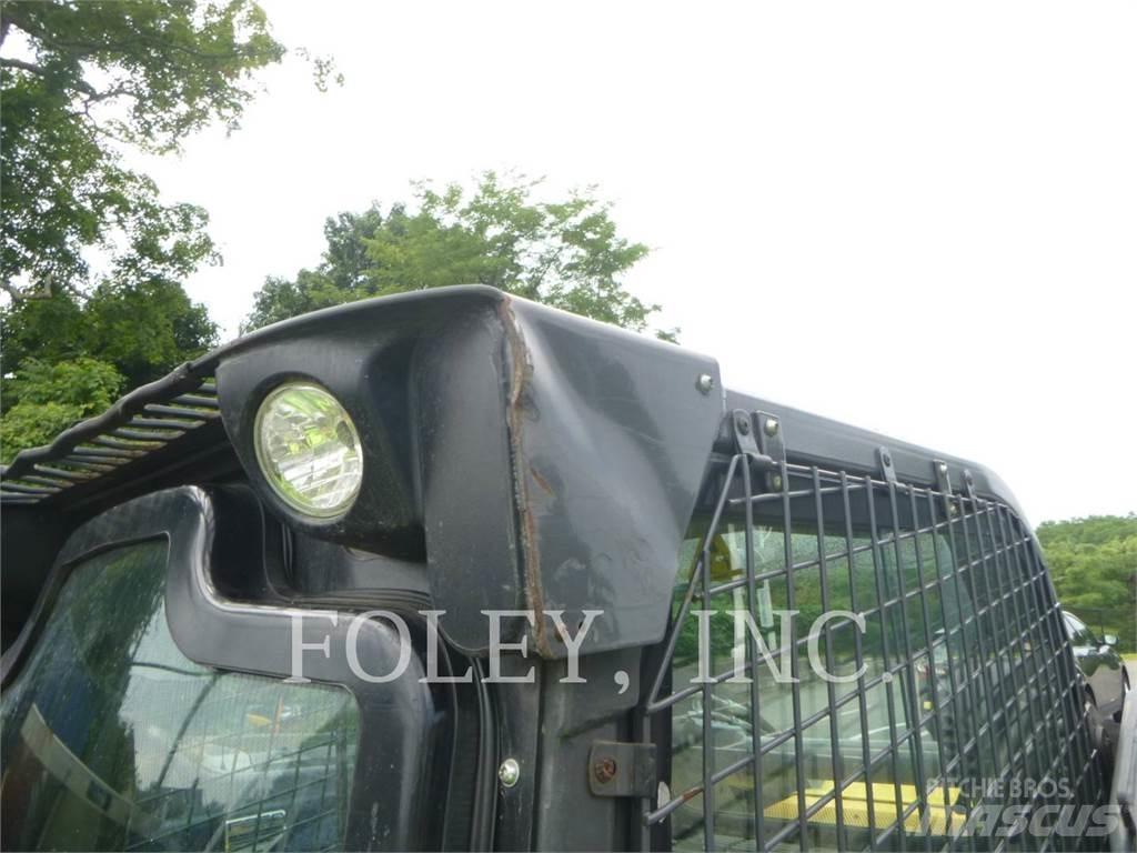 New Holland L228 滑移装载机
