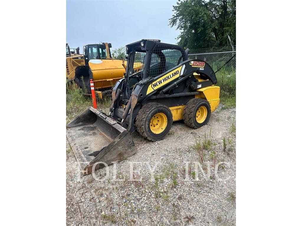 New Holland L228 滑移装载机