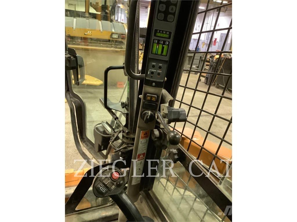 New Holland SV185 滑移装载机