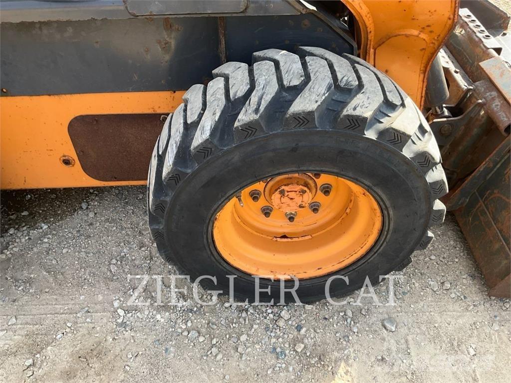 New Holland SV250 滑移装载机
