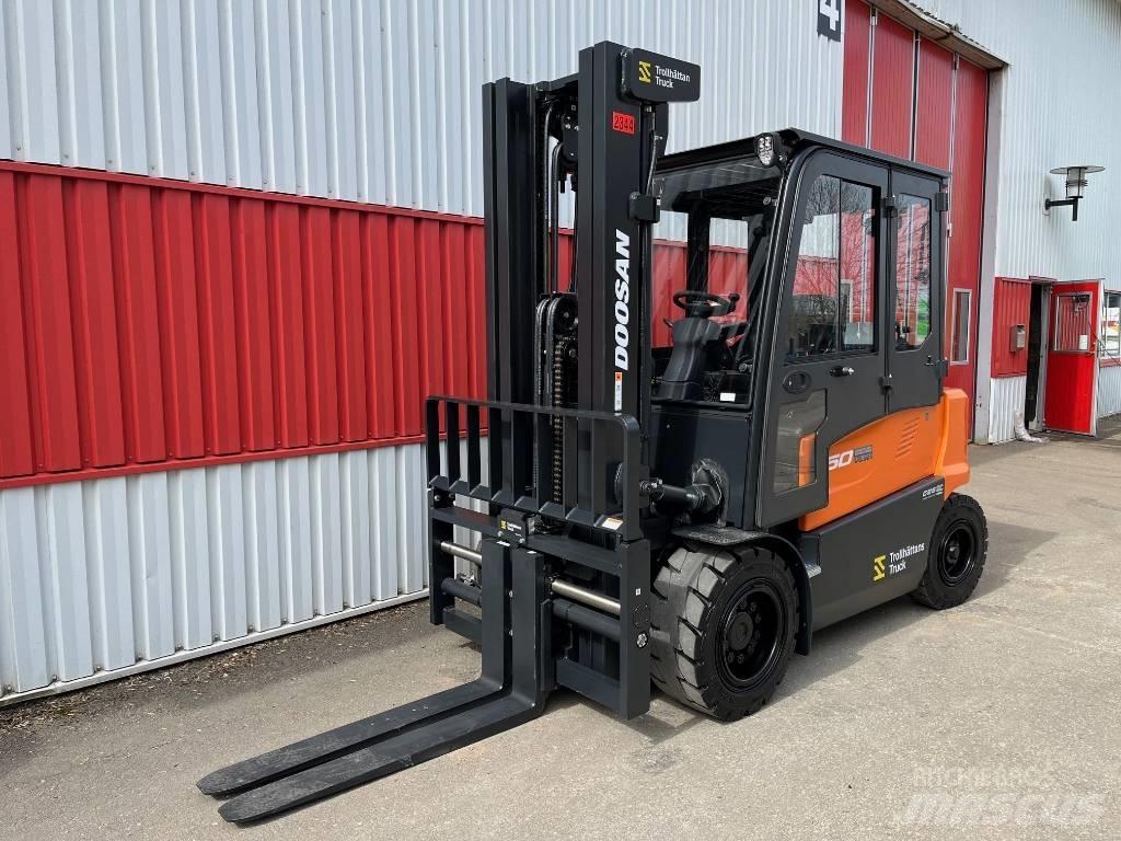 Doosan B 50 X-7 电动叉车