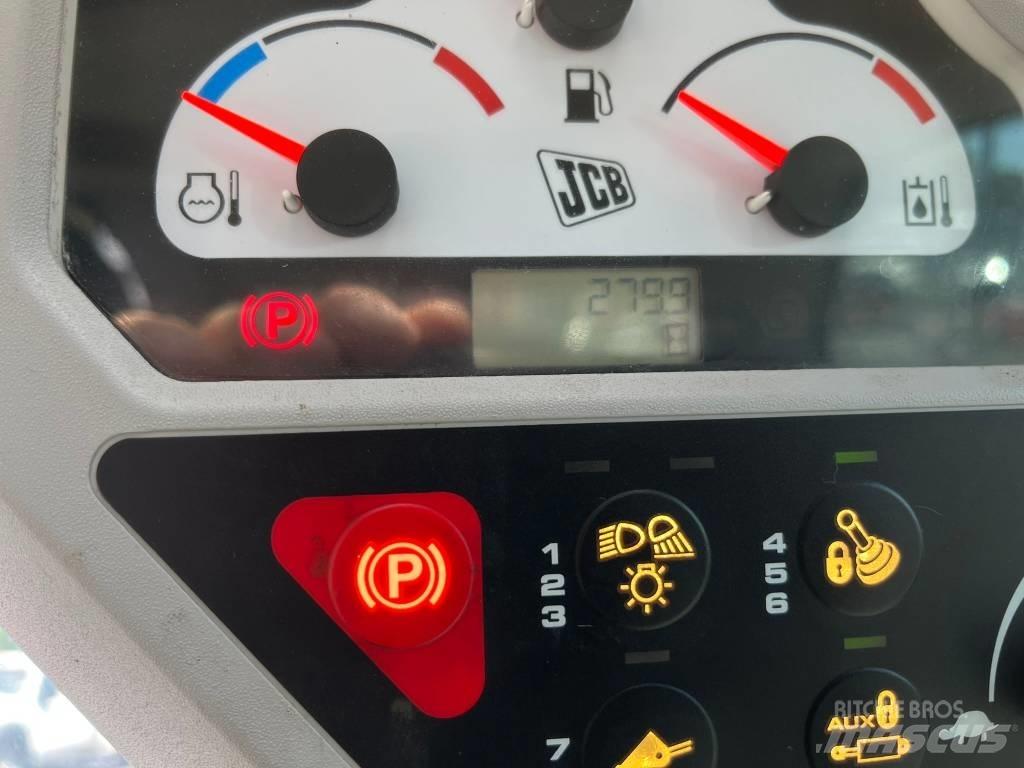 JCB 300 T 滑移装载机
