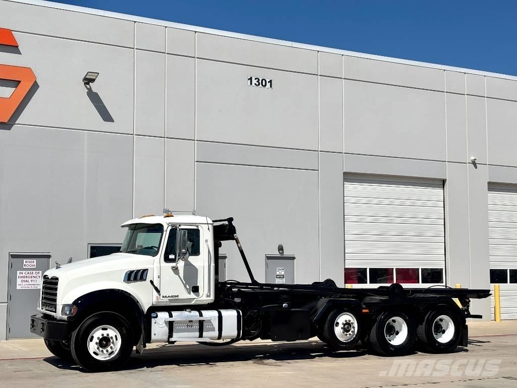 Mack CV 713 牵引车