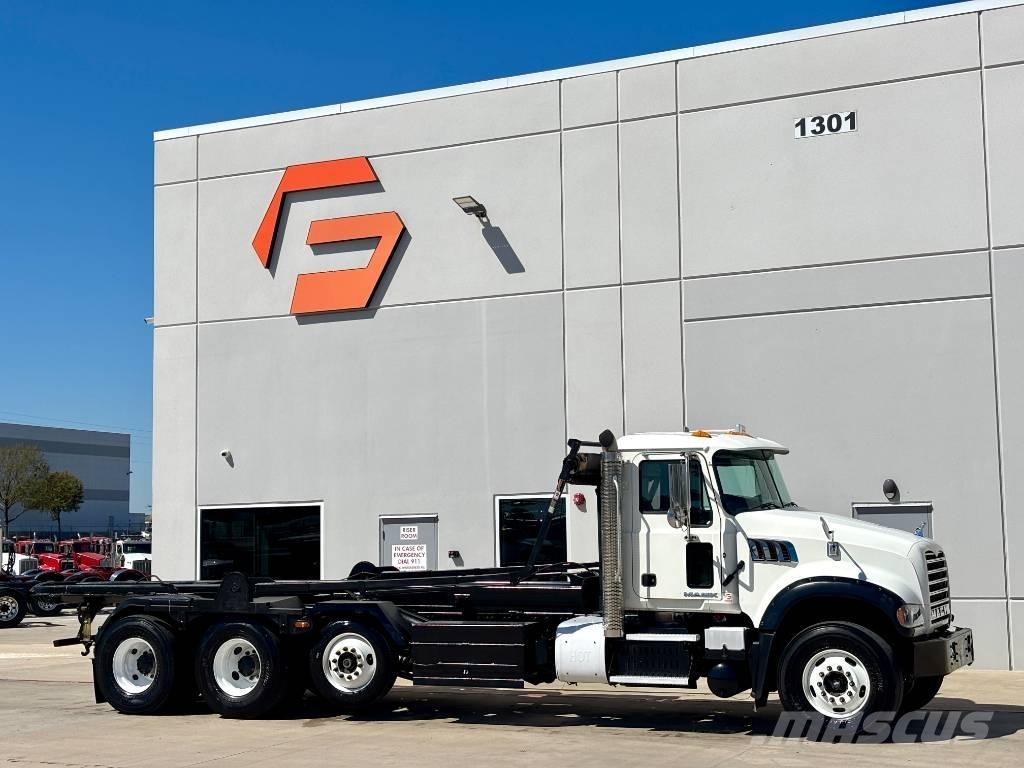 Mack CV 713 牵引车