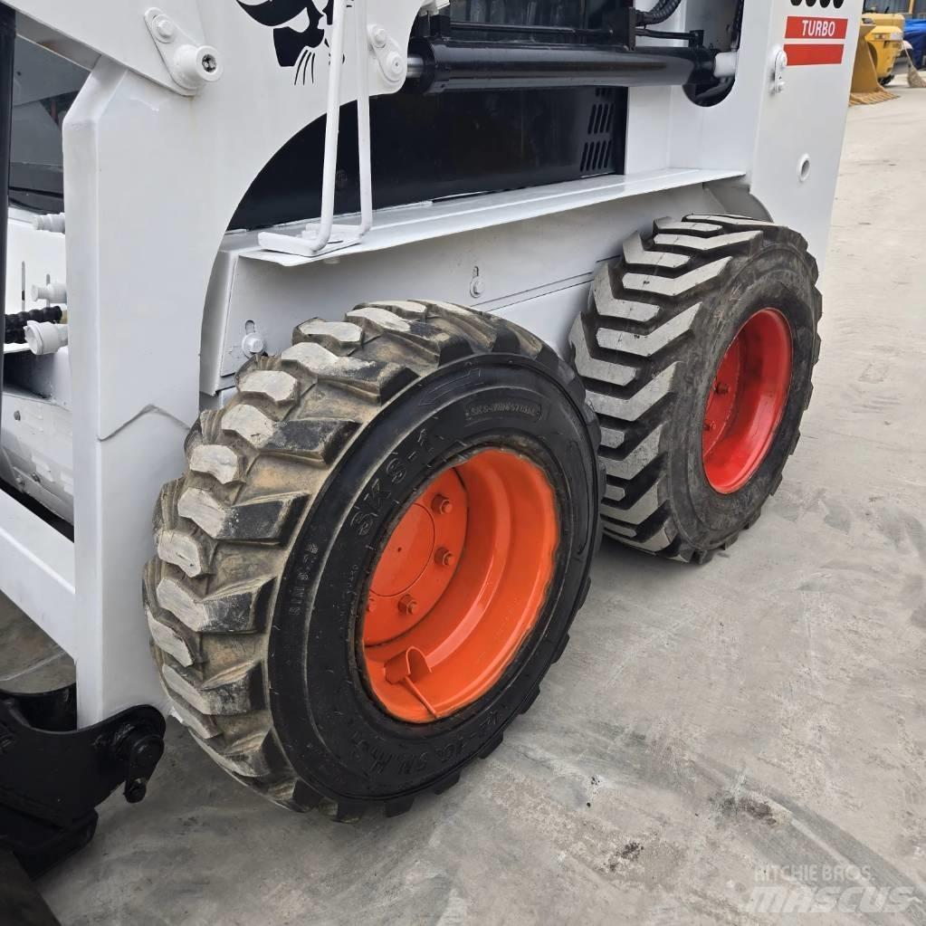Bobcat S 300 滑移装载机