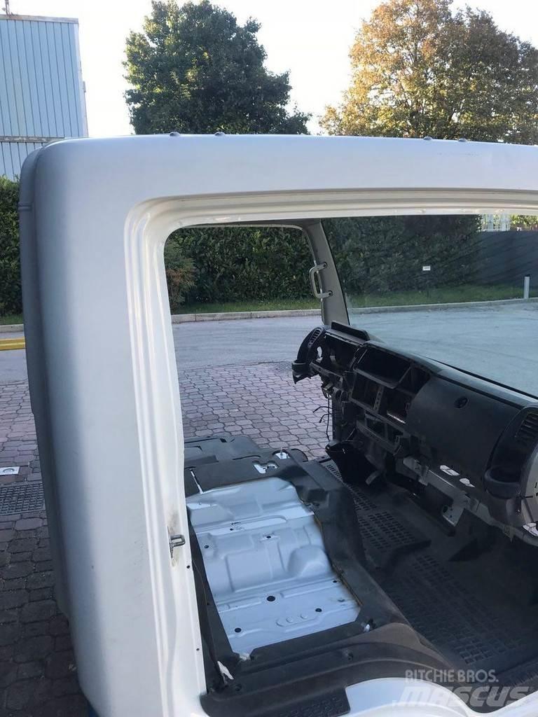 Renault Maxity 驾驶室与内部