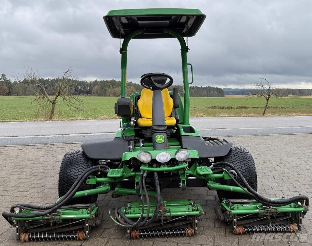 John Deere 8700 A 球道割草机