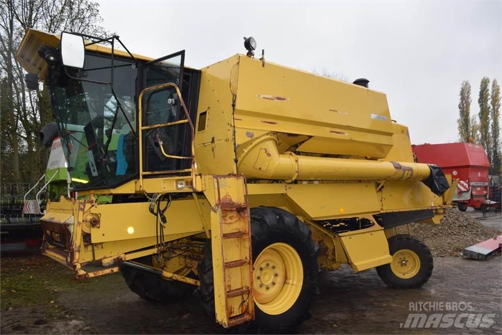 New Holland TF 42 联合收割机