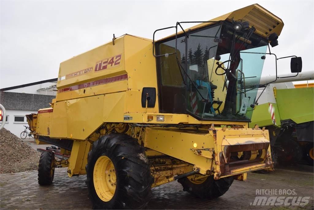 New Holland TF 42 联合收割机